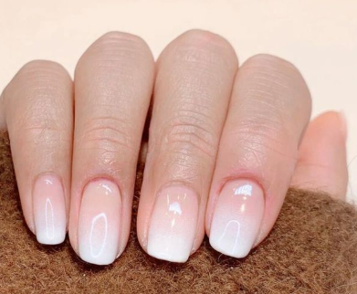 Manucure baby boomer, dégradé fondu du rose vers le blanc — Nolivia