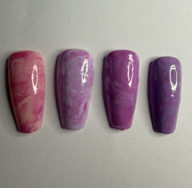 Nail art simple réalisé à la maison, motifs fins sur base claire — Nolivia