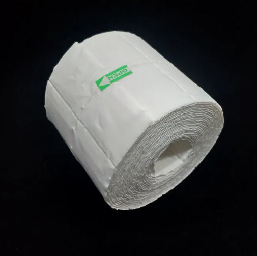 Lingette non pelucheuse utilisée pour essuyer la couche collante