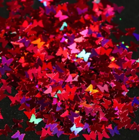 Paillettes papillon holographiques rouges, gros plan