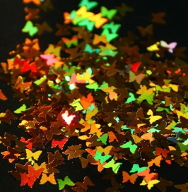 Paillettes papillon holographiques dorées, gros plan