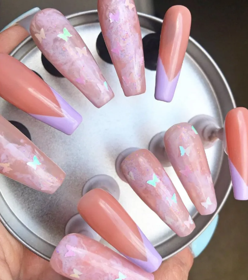 Ongles longs coffin rose et lilas décorés de papillons irisés