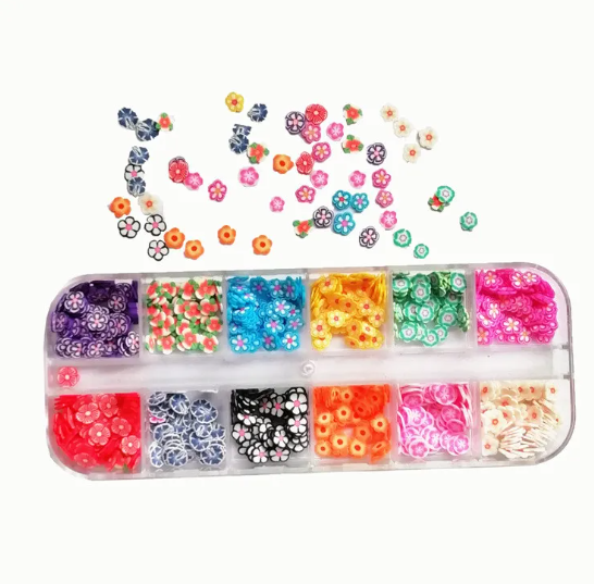 Coffret de 12 cases de petites fleurs en fimo de couleurs différentes