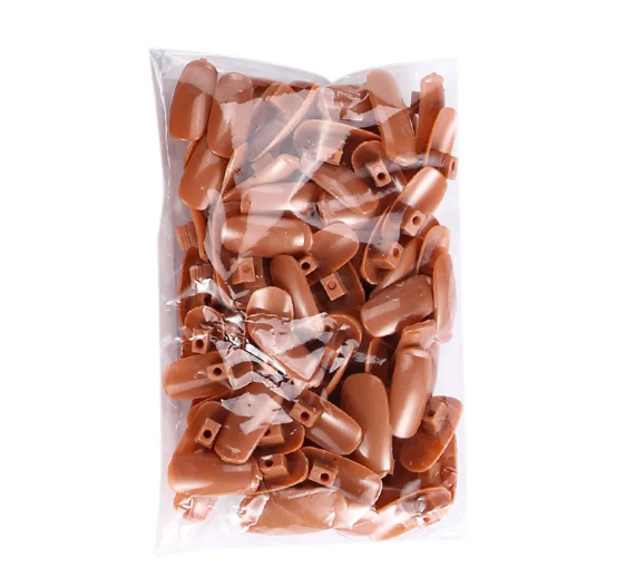 Main d'entraînement avec capsules posées pour s'exercer au nail art