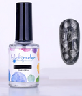 Flacon d'encre aquarelle gris pailleté 15 ml et son effet argenté sur un ongle