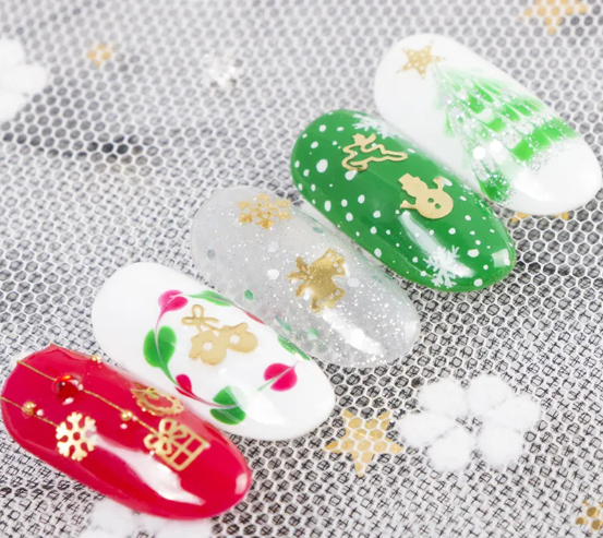Manucure de Noël rouge, blanche et verte décorée de motifs dorés