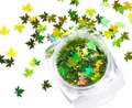 Pot de paillettes feuille d'érable vert holographique et feuilles éparpillées