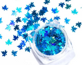 Pot de paillettes feuille d'érable bleu holographique et deux ongles décorés