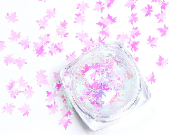 Pot de paillettes feuille d'érable rose nacré et feuilles éparpillées