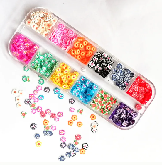 Coffret de 12 cases de petites fleurs en fimo de couleurs différentes