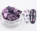 Pot de fragments de feuille métallique violette, et deux ongles témoins