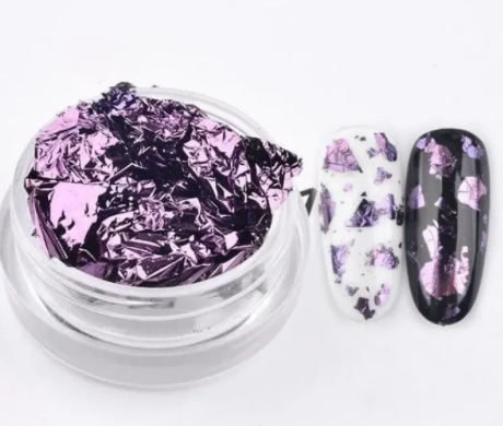 Pot de fragments de feuille métallique violette, et deux ongles témoins