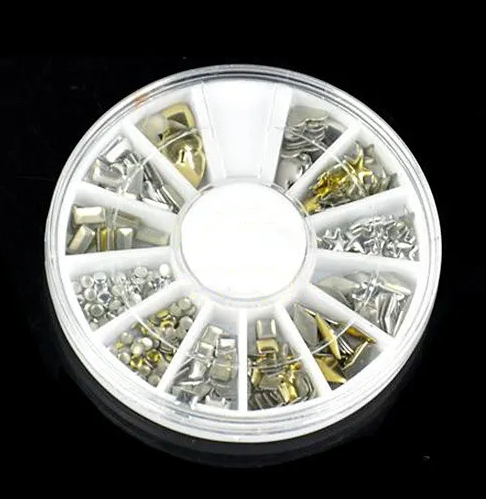 Roue de décorations métalliques pour nail art, or et argent, vue rapprochée